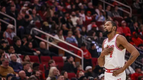 郑钦文对阵萨巴伦卡：翘首以盼对决，深度体验赛事——央视新闻客户端播报